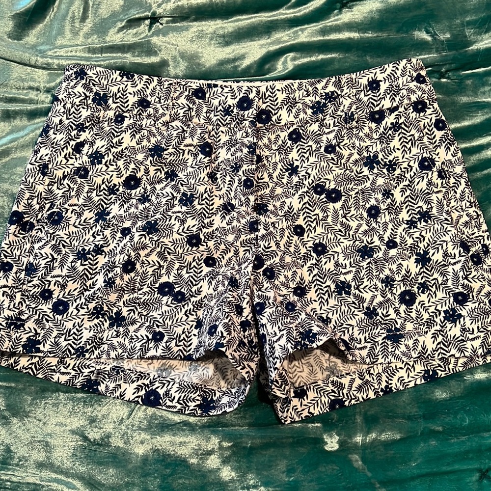 Size 2 Jcrew 3 1/2 inch shorts.
